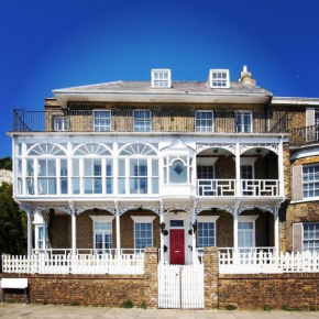 Flat 4 Marine Parade House, 1 East Cliff- Next to Dover Port, White Cliffs, Beach, Castle